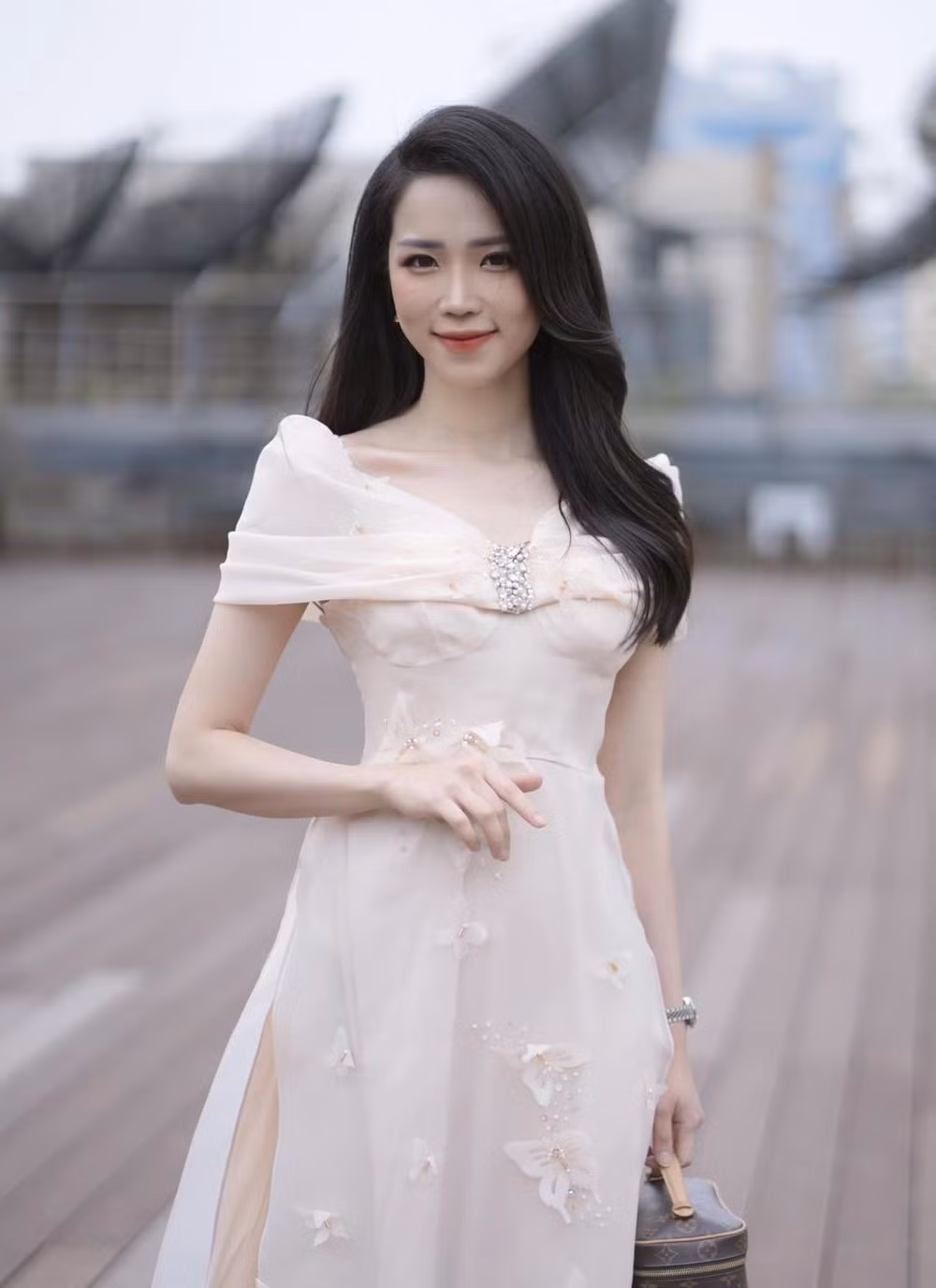 Với chiều cao 1,72m cùng gương mặt khả ái, cô nhanh chóng chiếm được cảm tình của khán giả yêu truyền hình. 