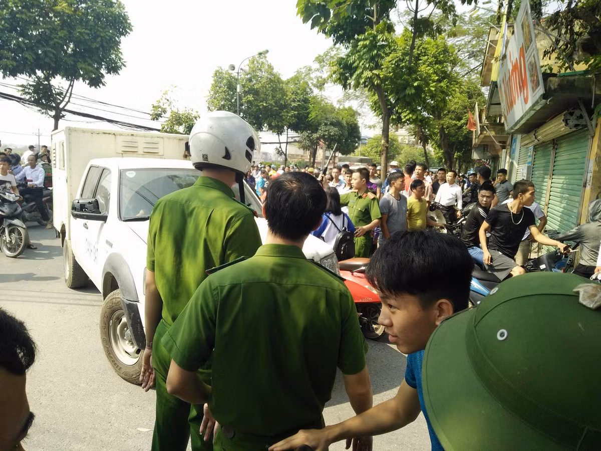 Đến 11h15 trưa, cảnh sát đã giải cứu an toàn người bị hại và khống chế được đối tượng.