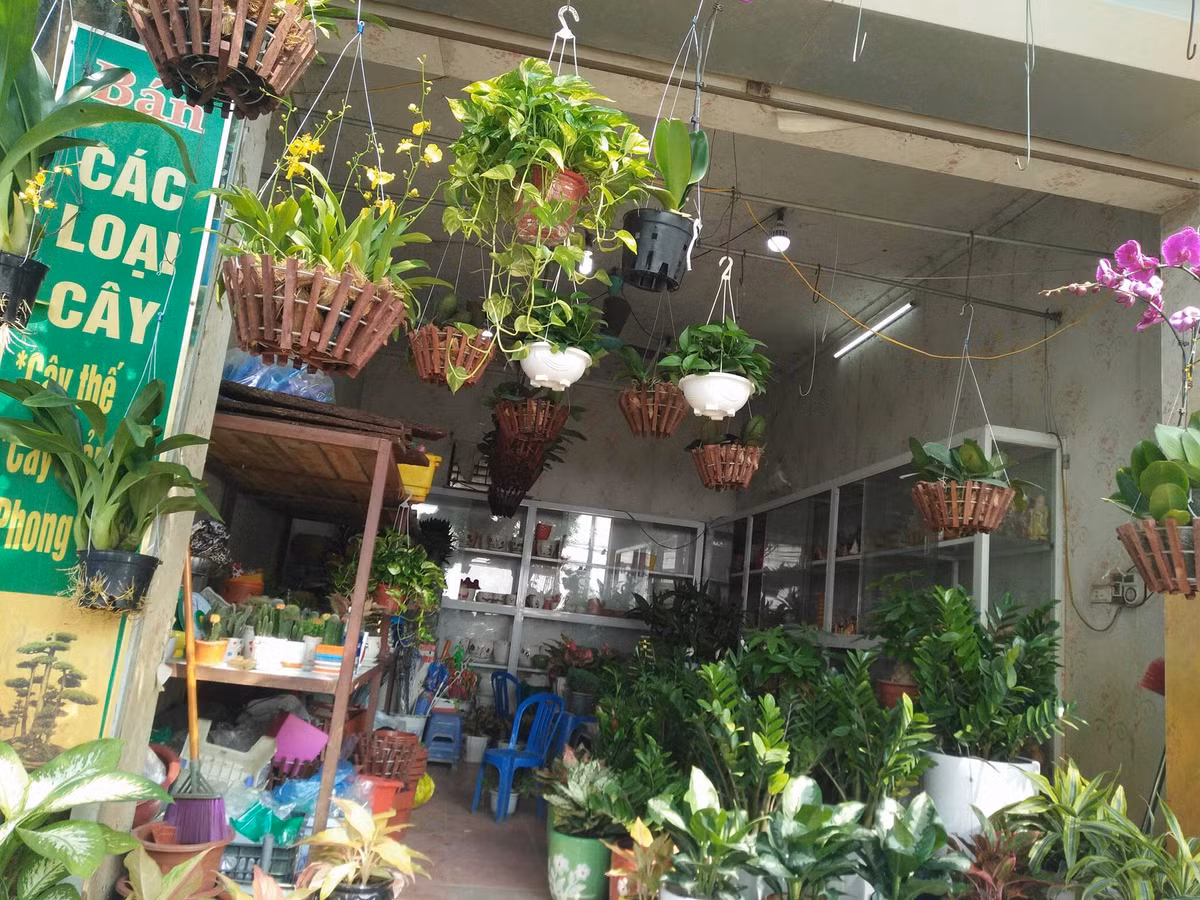 Cận cảnh cửa hàng bán hoa – nơi 2 đối tượng cố thủ.