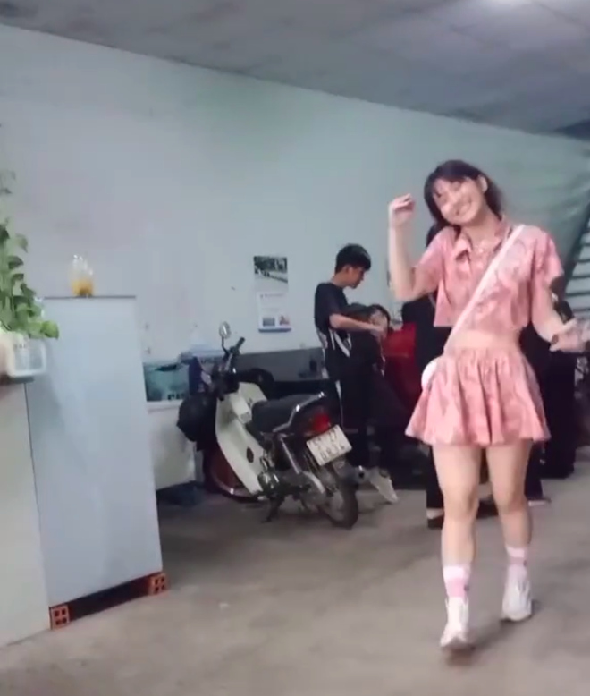 Lê Bống ngoài đời không cao ráo, đặc biệt, đôi chân kém thon, thậm chí bị nhận xét "ngắn một mẩu".