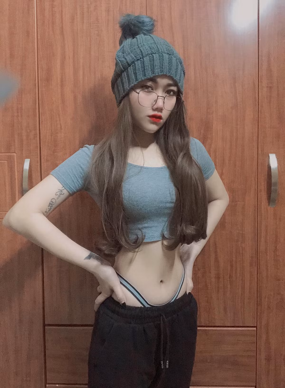 Hiện tại, Ngọc Khánh sở hữu vóc dáng mình hạc xương mai, đặc biệt là vòng eo con kiến của cô luôn gây sức hút mạnh mẽ mọi lúc mọi nơi. Ảnh: FBNV