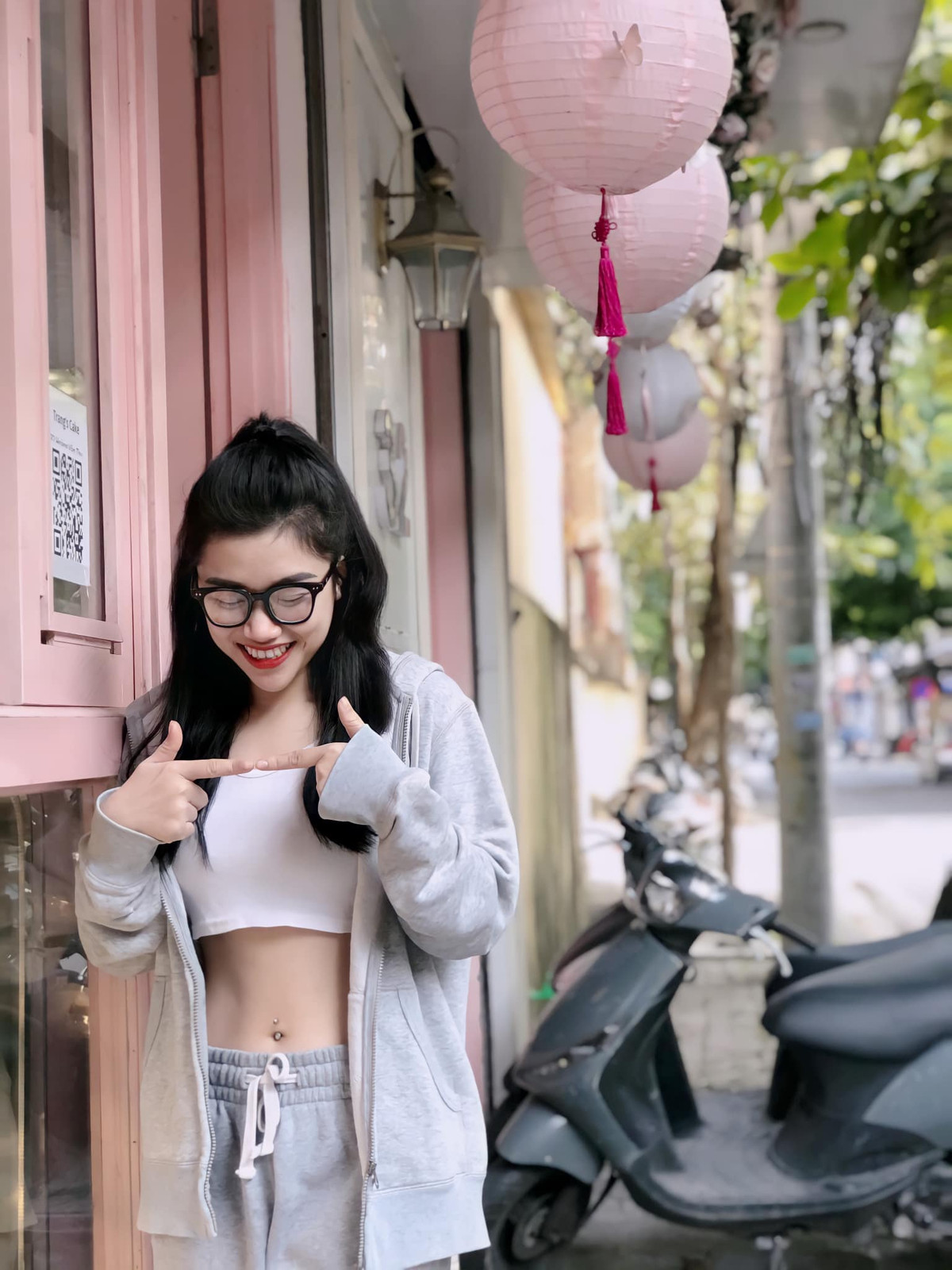 Đến 1 ngày, cô gái mới ngỡ ngàng khi đi mua quần áo mà thử không vừa bộ nào. Thậm chí, thêm cú sốc là lời nói phũ phàng của crush chê bai ngoại hình của cô nên Khánh đau khổ, buồn bã suốt một thời gian dài.