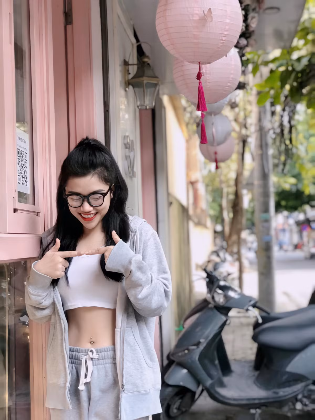 Đến 1 ngày, cô gái mới ngỡ ngàng khi đi mua quần áo mà thử không vừa bộ nào. Thậm chí, thêm cú sốc là lời nói phũ phàng của crush chê bai ngoại hình của cô nên Khánh đau khổ, buồn bã suốt một thời gian dài.