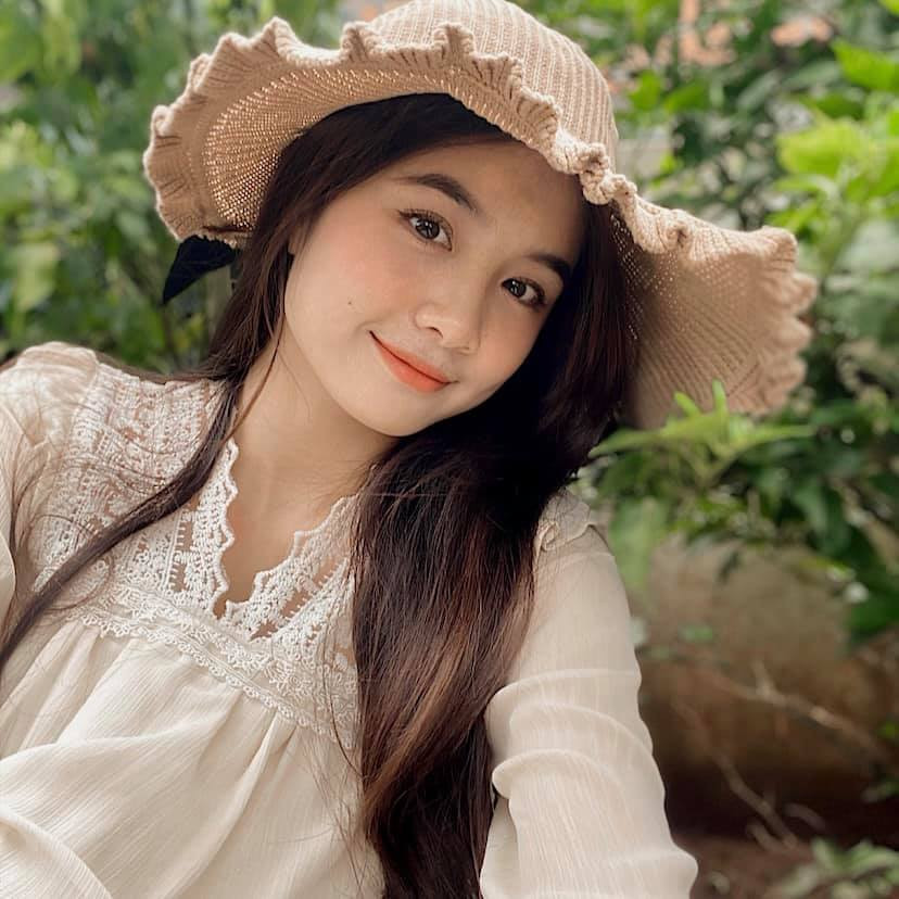 Cô nàng theo đuổi phong cách thời trang nữ tính và luôn giữ nét đẹp truyền thống của người con gái.