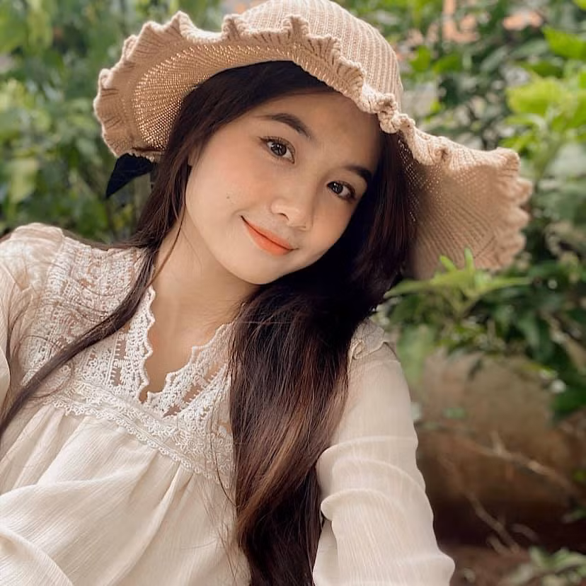 Cô nàng theo đuổi phong cách thời trang nữ tính và luôn giữ nét đẹp truyền thống của người con gái.