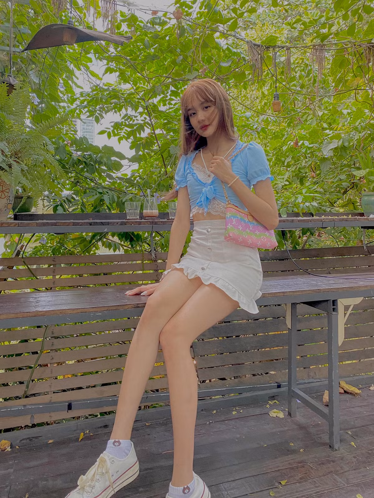 Tuyền theo đuổi phong cách thời trang nữ tính, nhẹ nhàng.