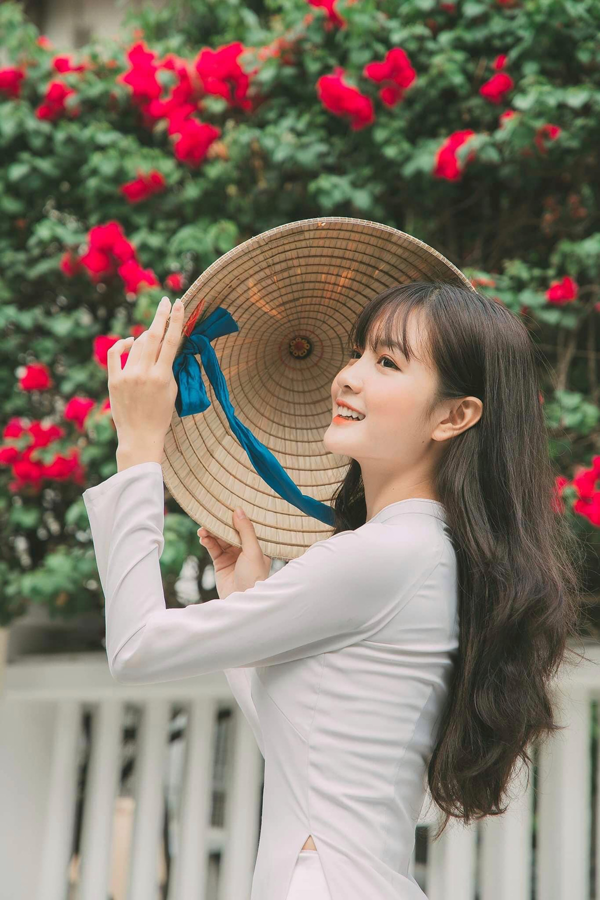 Vẻ đẹp dịu dàng, thanh thoát của Á khôi Đại học Văn Lang Xuân Tuyền trong tà áo dài truyền thống. Ảnh: FBNV