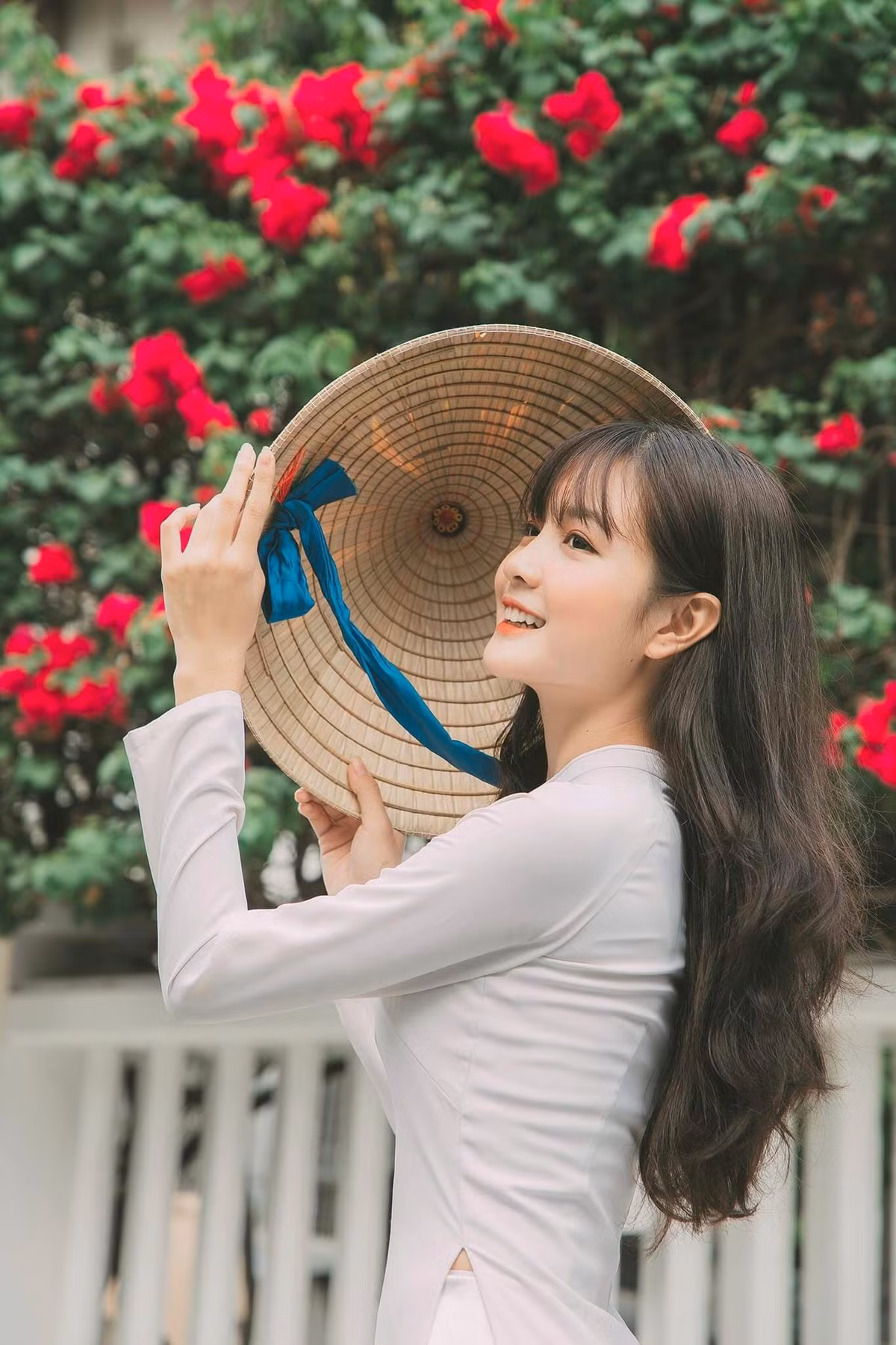 Vẻ đẹp dịu dàng, thanh thoát của Á khôi Đại học Văn Lang Xuân Tuyền trong tà áo dài truyền thống. Ảnh: FBNV