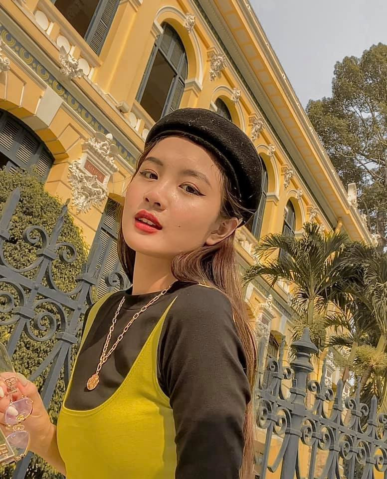 Đôi lúc cô nàng phá cách với nhiều trang phục có phần cá tính hơn.