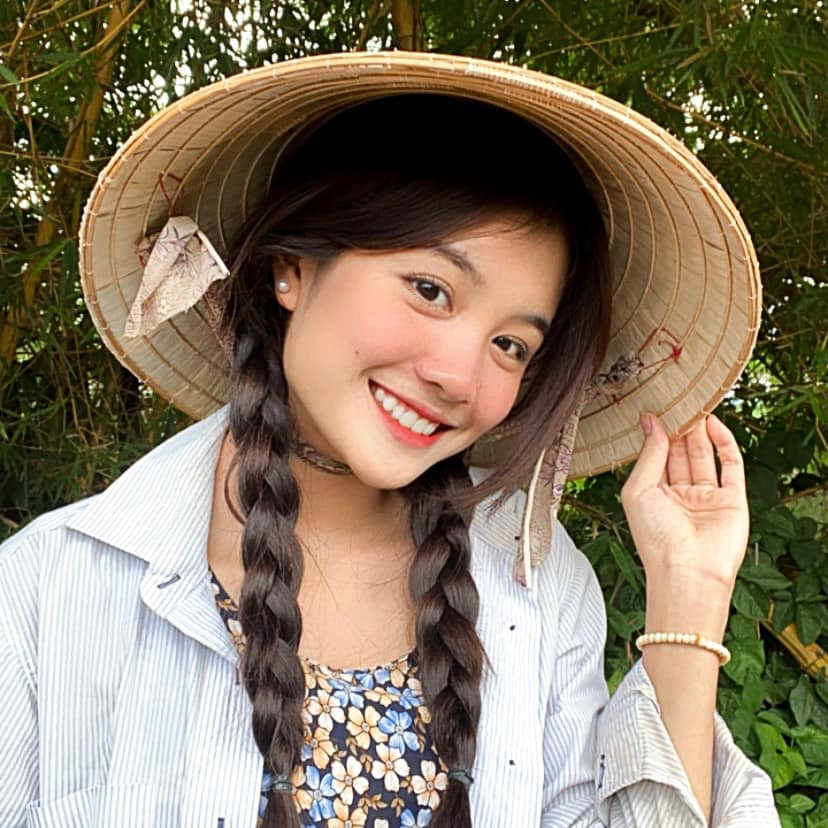 Hot girl Gia Lai này từng góp mặt trong 2 cuộc thi sắc đẹp và đạt được thành tích ấn tượng như: Nữ sinh thanh lịch của trường cấp 3 năm 2017 và Á khôi 1 của Miss &amp; Mister ĐH Văn Lang năm 2020.