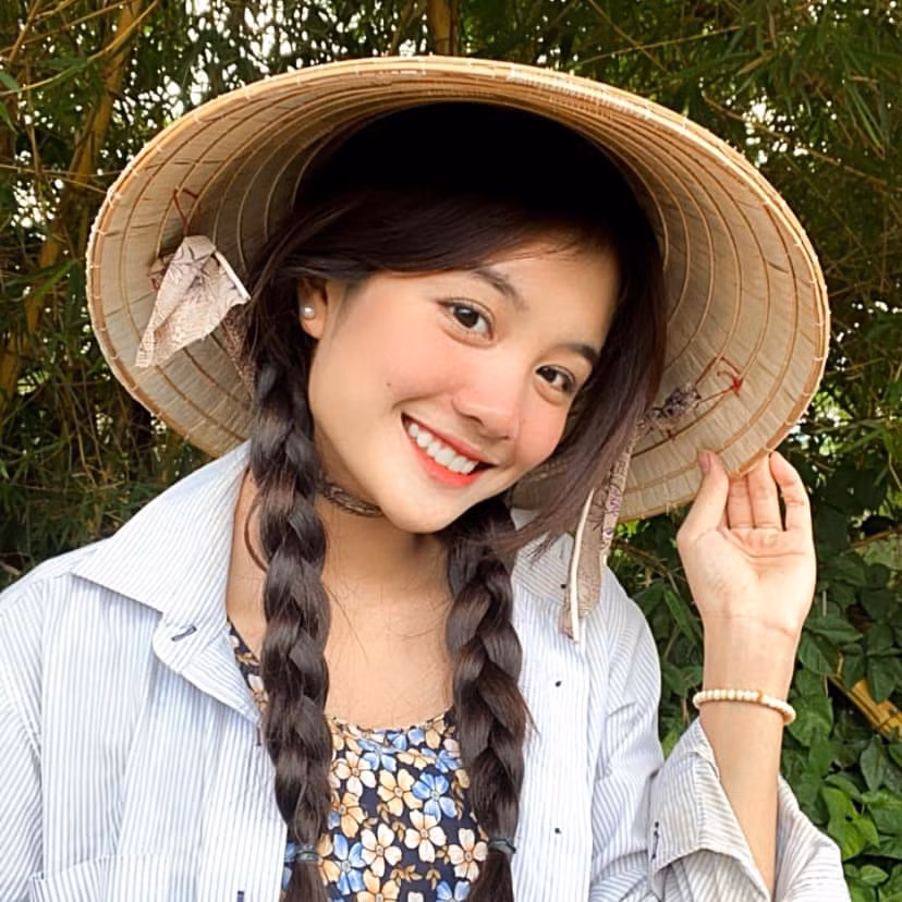 Hot girl Gia Lai này từng góp mặt trong 2 cuộc thi sắc đẹp và đạt được thành tích ấn tượng như: Nữ sinh thanh lịch của trường cấp 3 năm 2017 và Á khôi 1 của Miss &amp; Mister ĐH Văn Lang năm 2020.