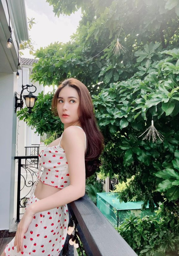 Bên cạnh siêu xe, hàng hiệu, Đoàn Di Băng còn gây sốt hơn với vòng eo con kiến, phần "cơ bụng số 11" mơ ước của nhiều cô gái. Được biết đây là thành quả chỉ sau vài ngày gập bụng.