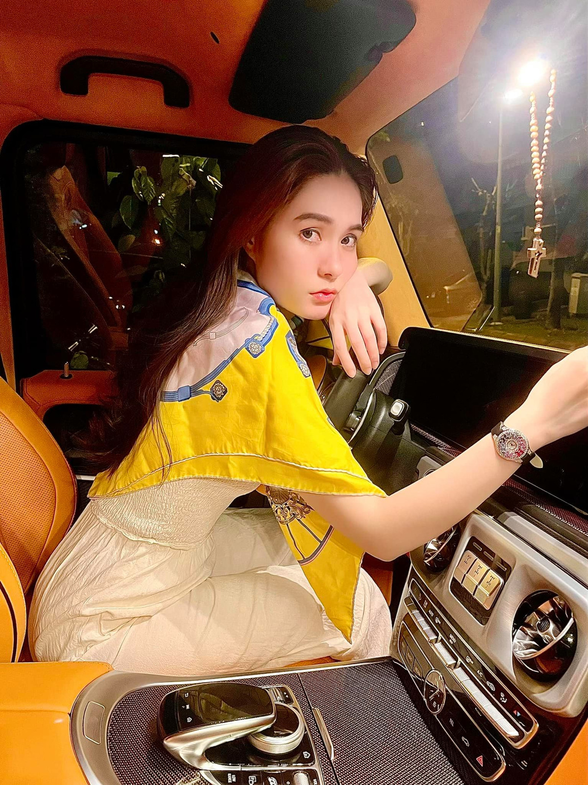 Đoàn Di Băng luôn biết cách phối đồ để tôn lên những đặc điểm nổi bật trên cơ thể.