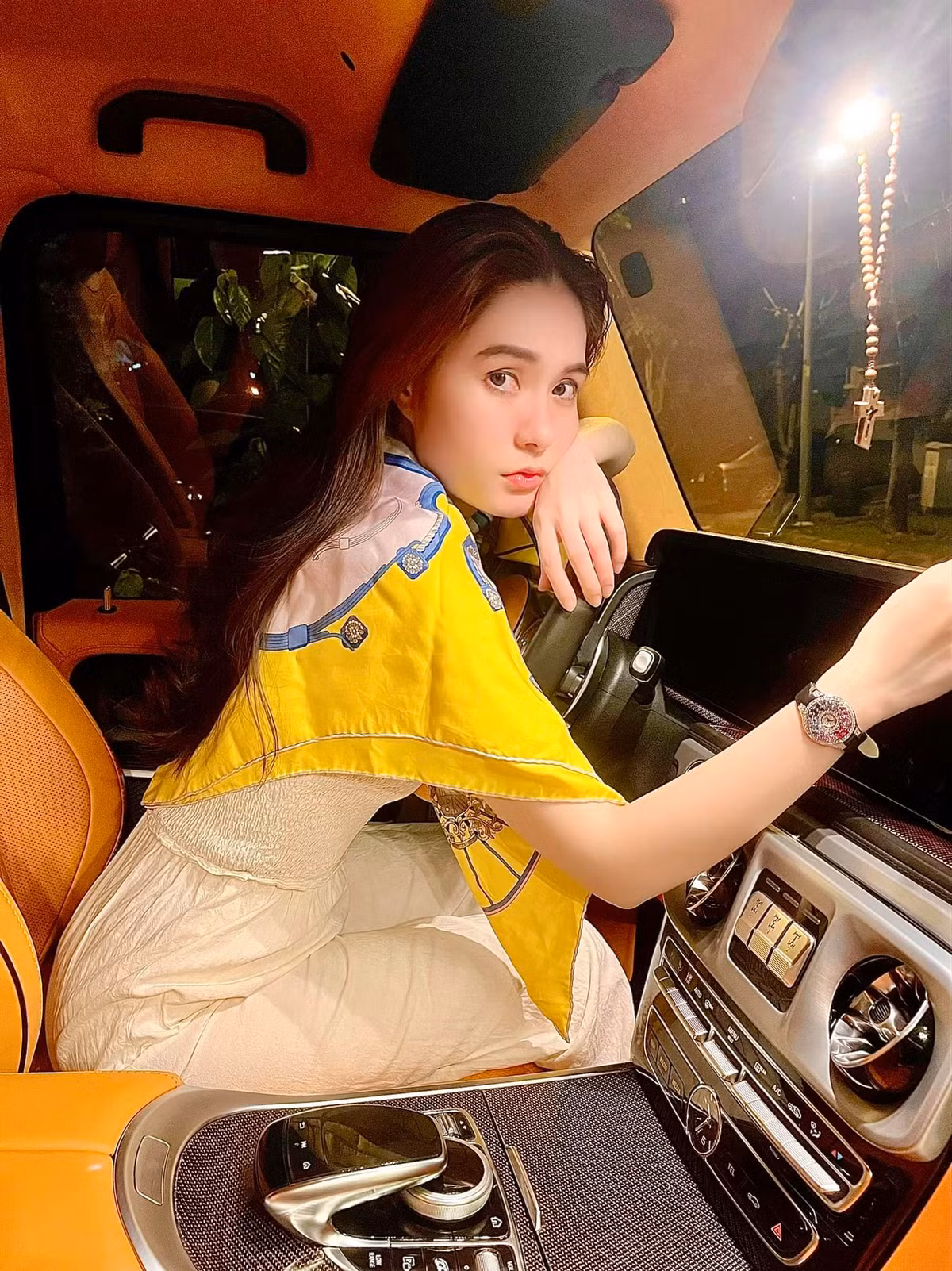 Đoàn Di Băng luôn biết cách phối đồ để tôn lên những đặc điểm nổi bật trên cơ thể.