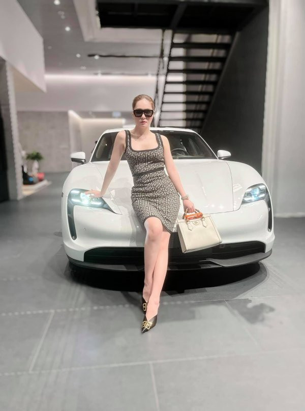 Nhìn vào chiếc eo con kiến của người đẹp, khó có thể tin rằng đây là vóc dáng của "bà mẹ 3 con" ở tuổi 31.