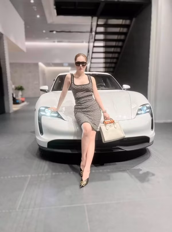 Nhìn vào chiếc eo con kiến của người đẹp, khó có thể tin rằng đây là vóc dáng của "bà mẹ 3 con" ở tuổi 31.