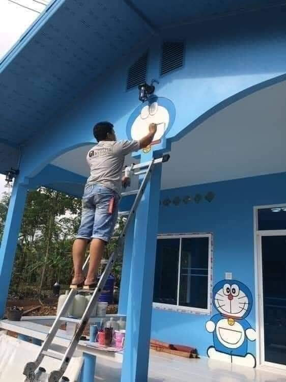 Hình ảnh chú mèo máy Doraemon đến từ Nhật Bản được vẽ đầy trên tường từ phòng khách đến phòng ngủ, phòng tắm, nhà vệ sinh... Cả căn nhà cũng được sơn tone màu xanh dương của chú mèo ú nổi tiếng này.