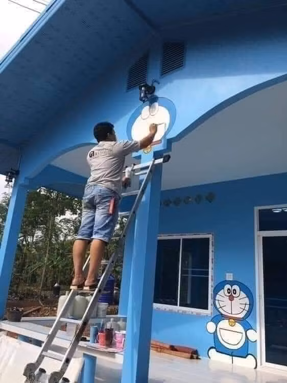 Hình ảnh chú mèo máy Doraemon đến từ Nhật Bản được vẽ đầy trên tường từ phòng khách đến phòng ngủ, phòng tắm, nhà vệ sinh... Cả căn nhà cũng được sơn tone màu xanh dương của chú mèo ú nổi tiếng này.