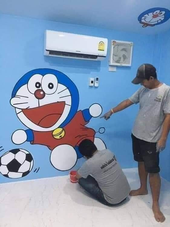 Nằm trên một khu đất rộng, xung quanh là cây cối mát lành, ngôi nhà Doraemon mang màu xanh đặc trưng nổi bật lên thu hút mọi sự chú ý.