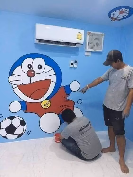 Nằm trên một khu đất rộng, xung quanh là cây cối mát lành, ngôi nhà Doraemon mang màu xanh đặc trưng nổi bật lên thu hút mọi sự chú ý.