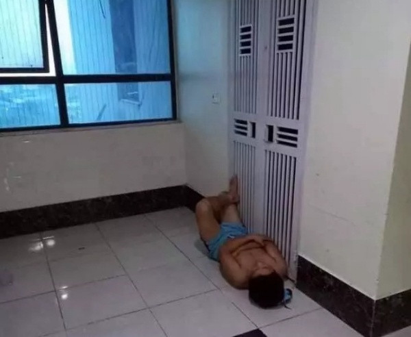 Xin phép vợ đi nhậu nhưng về không giờ, thanh niên vẫn phải cam chịu ngủ ngoài cửa như thường.