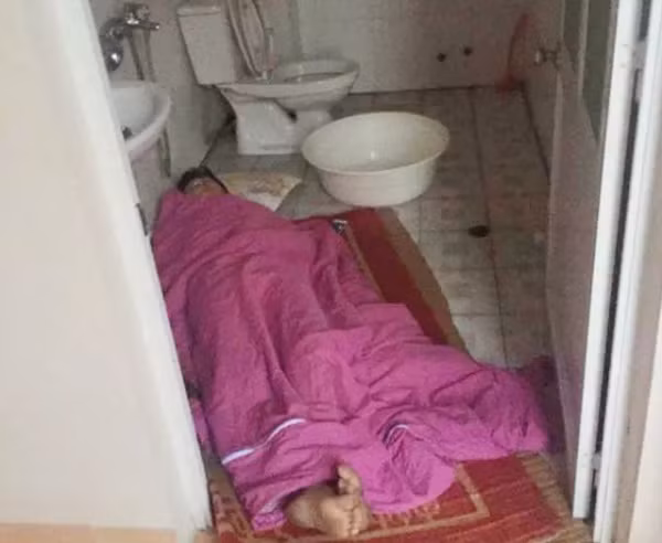 Vợ chồng dỗi nhau, chồng ôm chăn chiếu vào nhà vệ sinh ngủ.