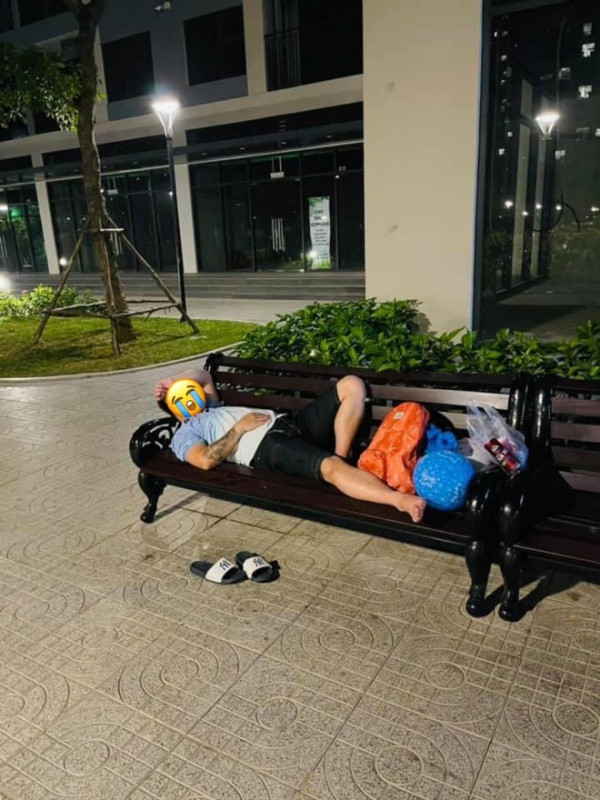 Chỉ vì cãi nhau với vợ mà ông chồng này bị vợ đuổi ra ghế ngủ.