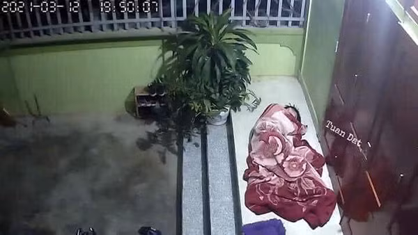 Chồng cãi nhau với vợ, chồng hằm hằm tức giận, ôm chăn gối ra ngoài hè ngủ.