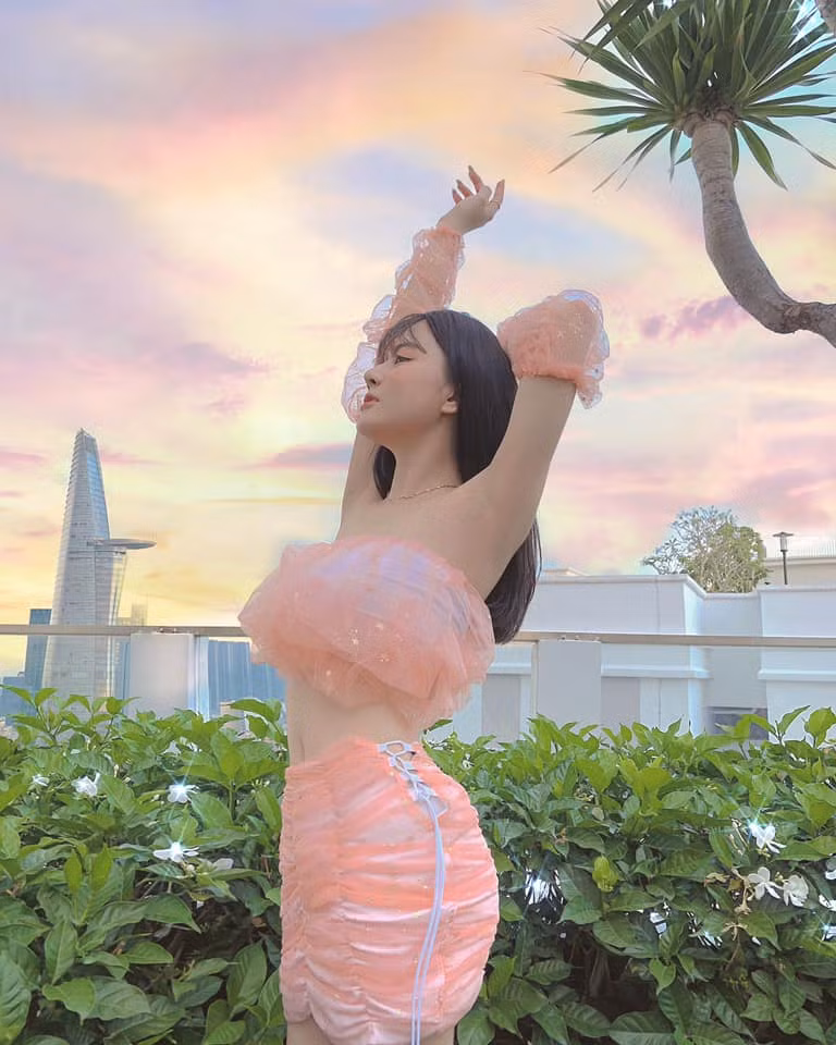 Gương mặt xinh xắn cùng ngoại hình chuẩn từng centimet cho thấy Trang Banana vẫn giữ được phong độ là hot girl hàng đầu của làng game Việt.