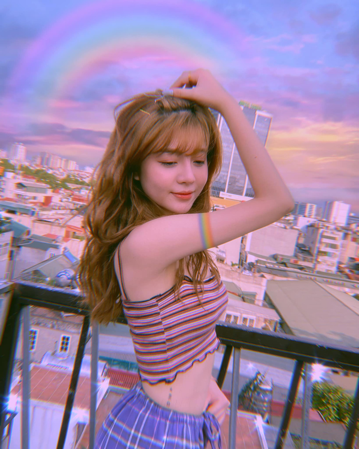 Cô nàng có vòng eo thon, bụng phẳng khiến bao người mơ ước.