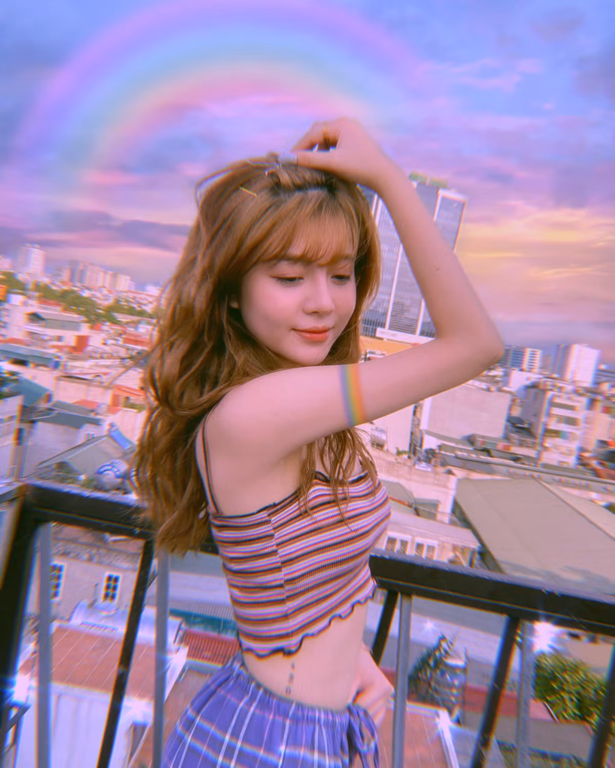 Cô nàng có vòng eo thon, bụng phẳng khiến bao người mơ ước.