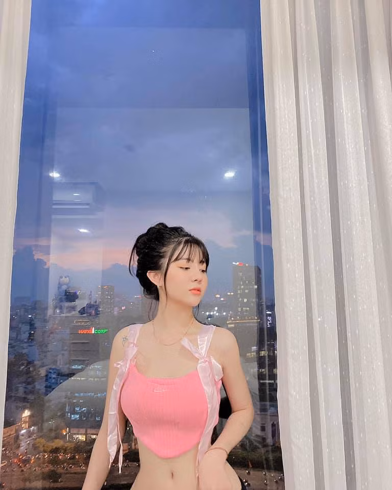 Dù sở hữu ngoại hình bất cứ cô gái nào cũng ao ước xong đường tình duyên của Trang Banana lại không mấy thuận lợi.