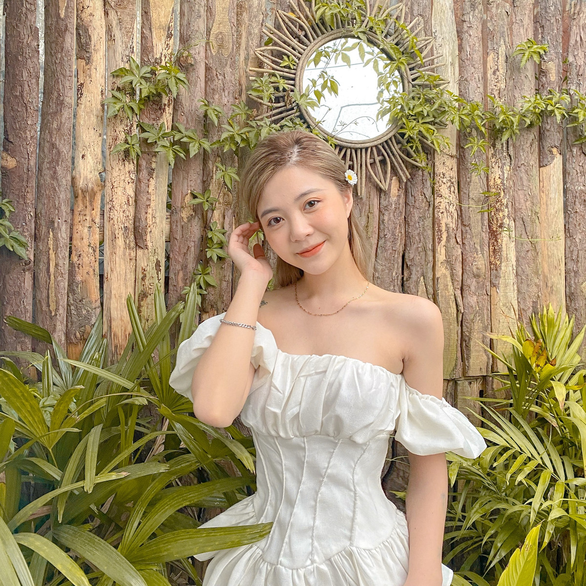 Bên cạnh lời khen, nhiều cư dân mạng lại cảm thấy "nóng mắt" với gu thời trang gợi cảm của Trang Banana. Bởi lẽ trong nhiều hình ảnh, cô nàng vô tình hoặc cố ý để lộ không ít phần nhạy cảm trên cơ thể.