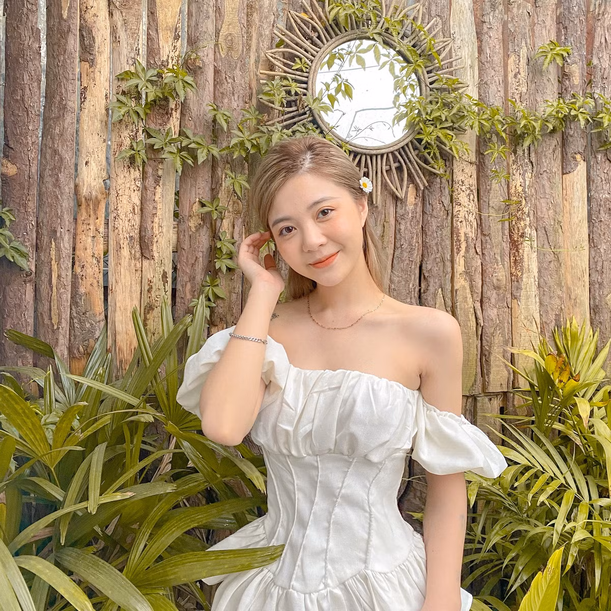 Bên cạnh lời khen, nhiều cư dân mạng lại cảm thấy "nóng mắt" với gu thời trang gợi cảm của Trang Banana. Bởi lẽ trong nhiều hình ảnh, cô nàng vô tình hoặc cố ý để lộ không ít phần nhạy cảm trên cơ thể.