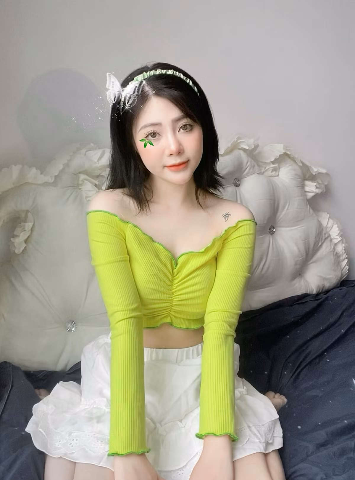 Sau nhiều năm nổi tiếng, nữ streamer này gây chú ý hơn khi chuyển hướng thời trang gợi cảm, cô chăm mặc áo hở hang để khoe vòng eo con kiến.