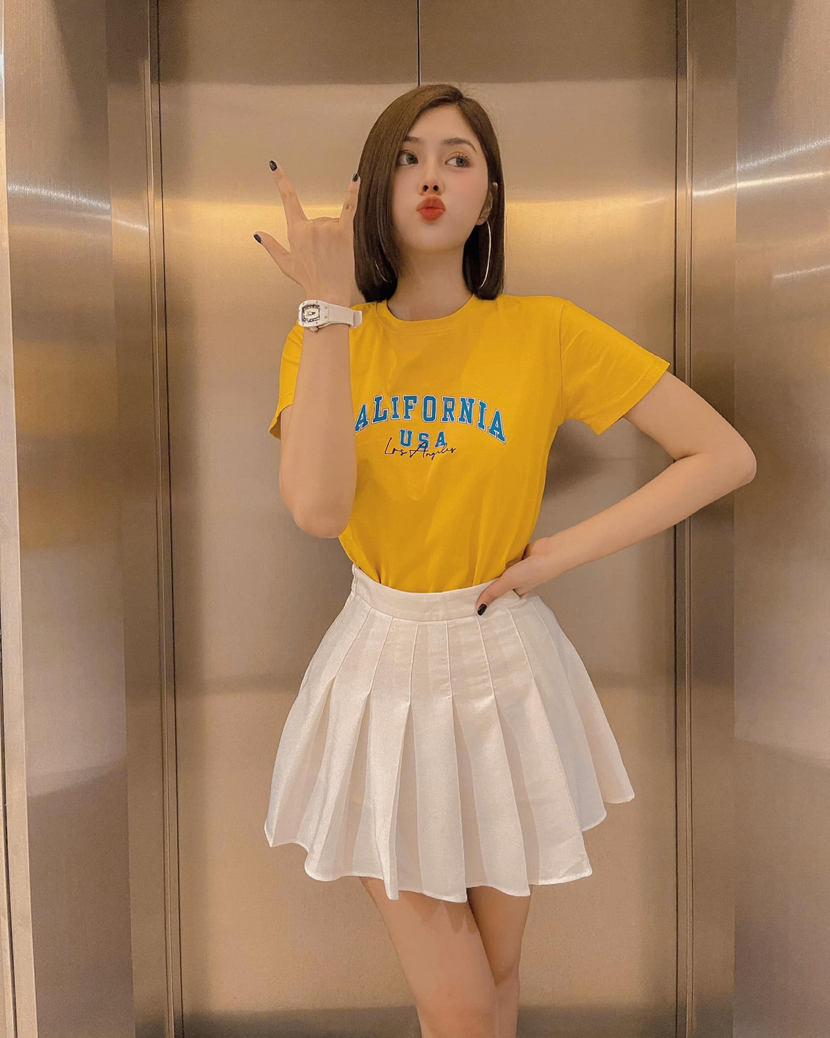 Khi còn đang là cô học sinh ngồi trên ghế nhà trường, Huỳnh Tiên đã bắt đầu toả sáng trên sàn catwalk cùng với đôi chân dài miên man hiếm người có được.