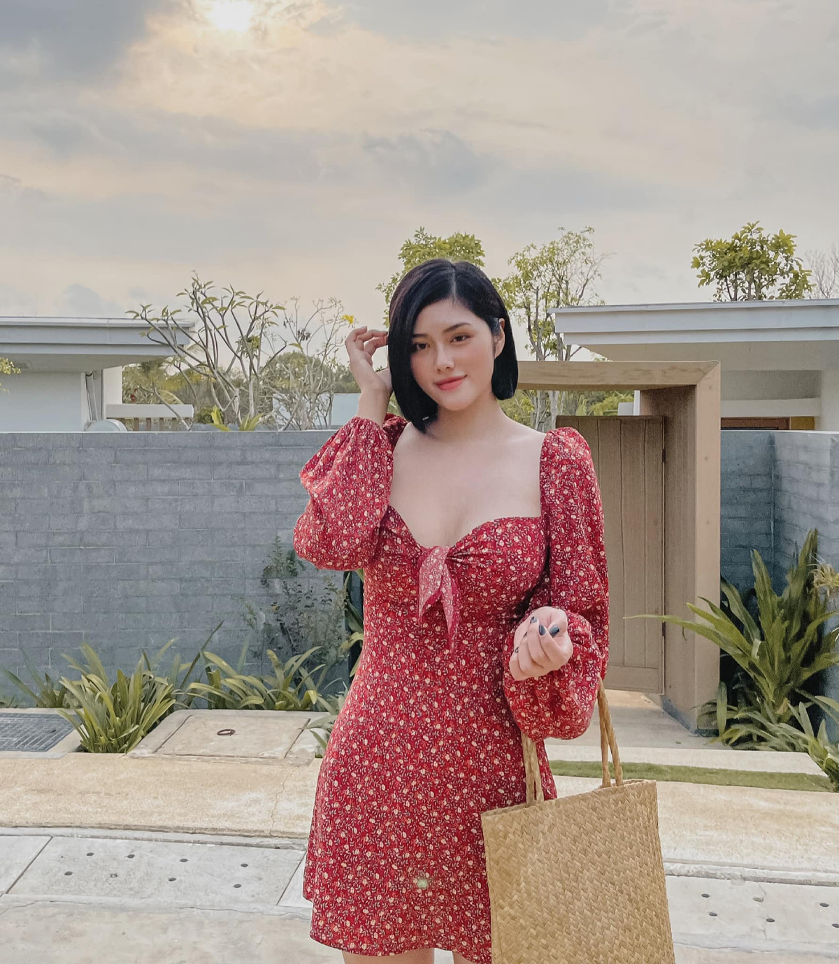 Được biết, khi vừa 22 tuổi, Huỳnh Tiên đã mua được nhà 7 tỉ đồng, đi xe hơi 2 tỉ đồng và sở hữu nhiều món đồ hàng hiệu đắt tiền.