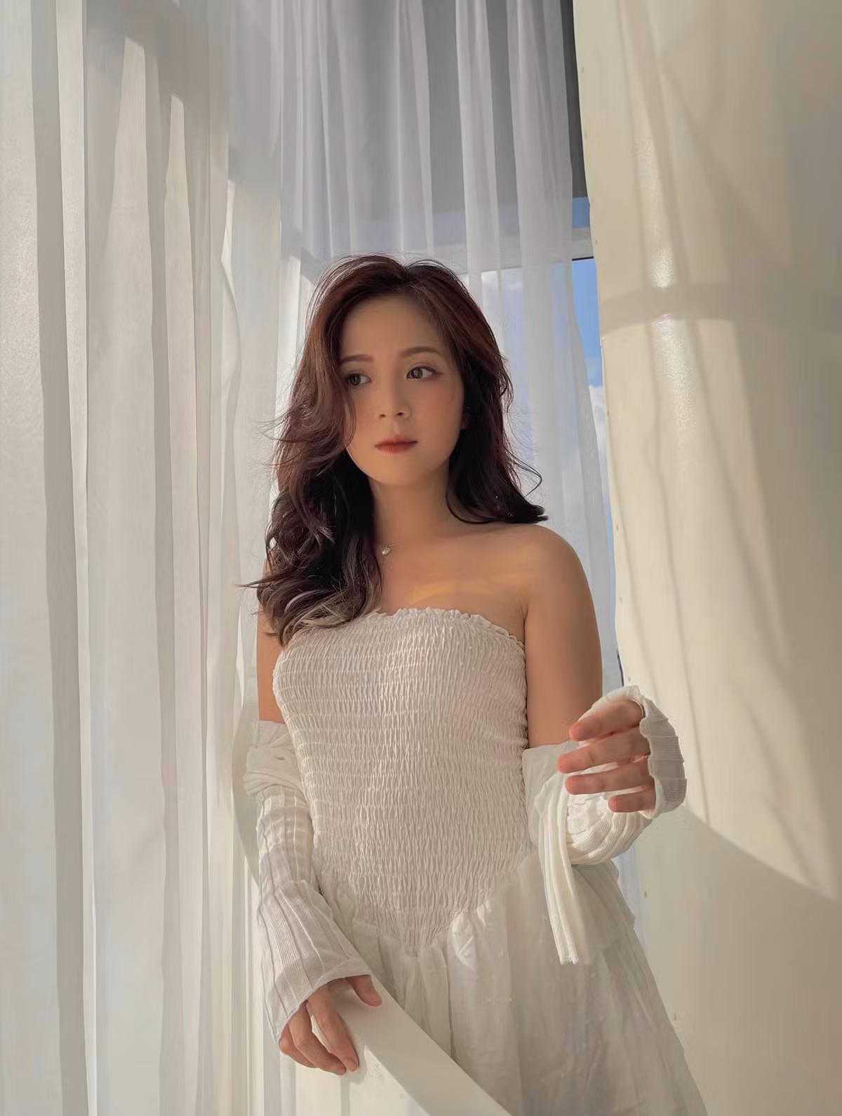 Những bức ảnh được Nguyễn Hoàng Ngọc Huyền đăng tải trên Facebook hơn 130 nghìn lượt theo dõi luôn thu hút lượng tương tác lớn, ai cũng dành lời khen ngợi cho người đẹp sinh năm 1997.