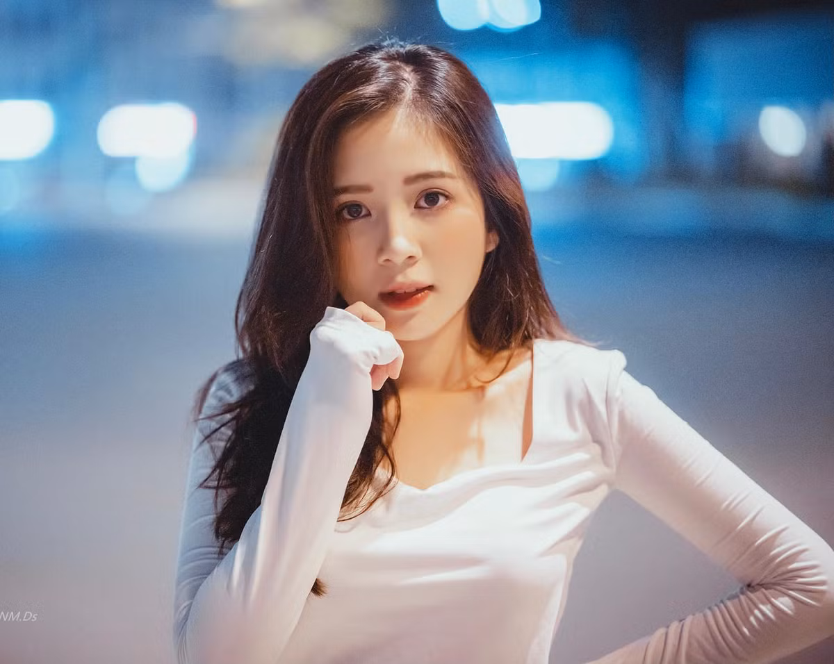 Hiện tại, gái xinh 9x làm mẫu ảnh, quay quảng cáo và đóng phim ngắn. Thu nhập khá cao mỗi tháng của Huyền có thể giúp cô tự trang trải cuộc sống, chi tiêu khá thoải mái.