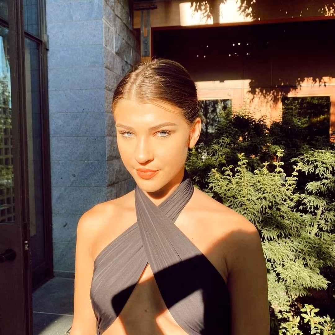 Ở tuổi dậy thì, Phoebe Gates gây bất ngờ với thân hình phổng phao đầy sức sống của cô gái 19 tuổi.