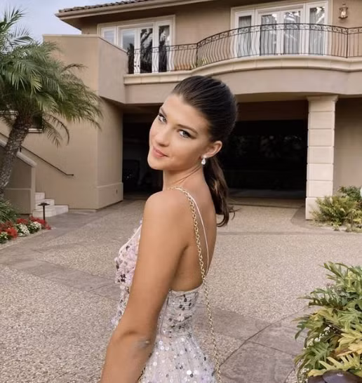 Ái nữ tỷ phú được cho là đang sống cùng trong khu phức hợp xa hoa có tên là Xanadu 2.0, trị giá 125 triệu USD sau khi cha mẹ cô ly hôn.