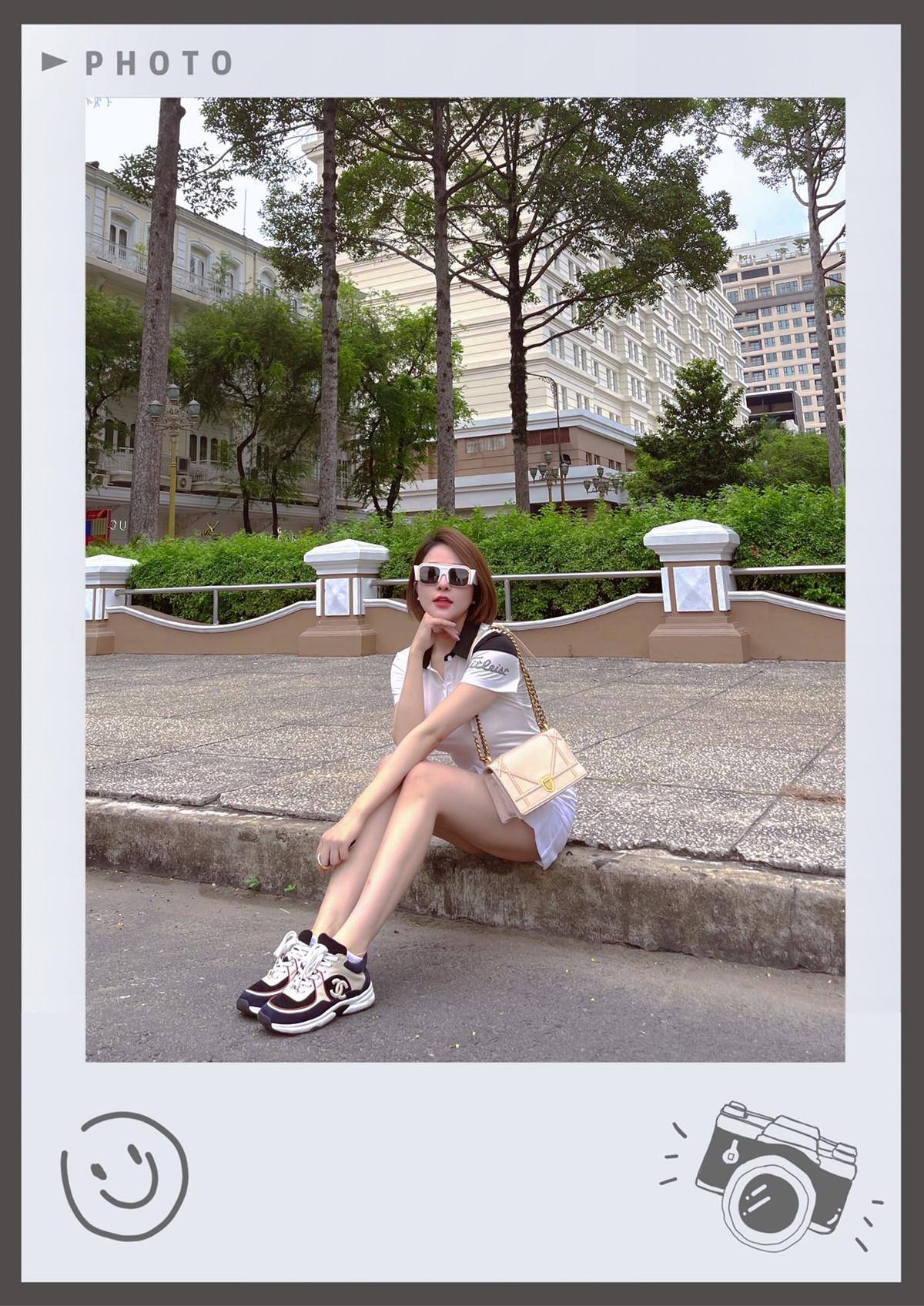 Sau đó được biết, hình ảnh này là khoảnh khắc người đẹp xứ Thanh tham dự sinh nhật của một người chị. "Mẹ chồng" là cách gọi thân thiết của Trâm Anh với người chị này.