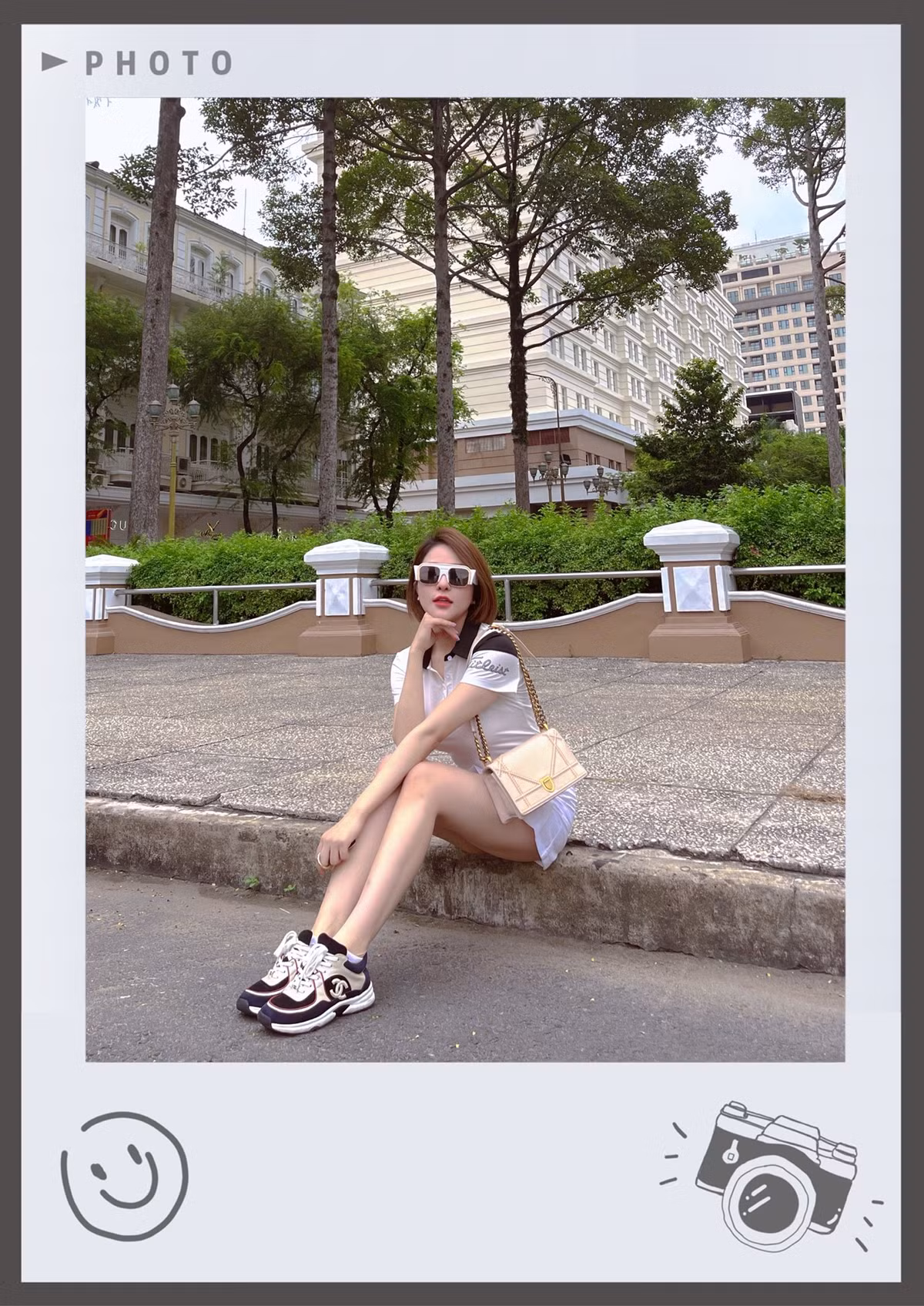 Sau đó được biết, hình ảnh này là khoảnh khắc người đẹp xứ Thanh tham dự sinh nhật của một người chị. "Mẹ chồng" là cách gọi thân thiết của Trâm Anh với người chị này.