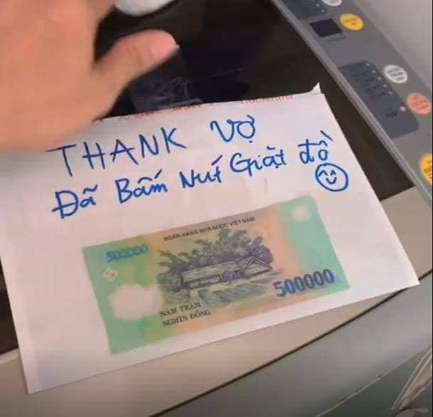 Vì chứng kiến cảnh vợ tất bật chăm lo cho gia đình nên anh chồng này đã thường xuyên dành tặng vợ những tờ tiền mệnh giá 500 nghìn đồng đi kèm những lời cảm ơn chân thành nhất.
