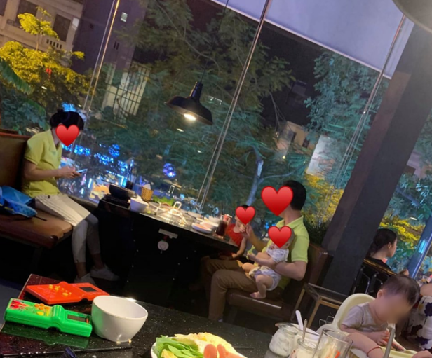 Hình ảnh anh chồng 1 tay chăm 2 con nhỏ để vợ thảnh thơi ngồi ăn khiến cư dân mạng ngưỡng mộ.