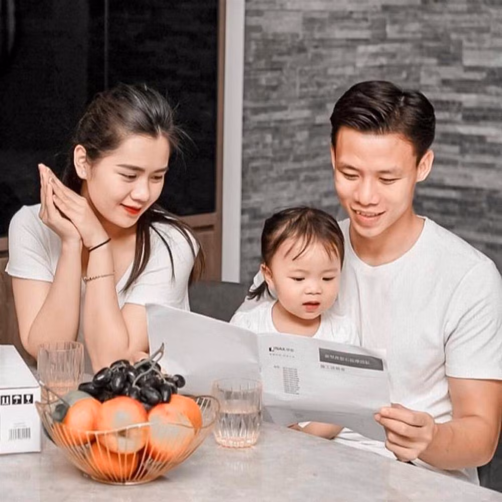 Giữa lúc người hâm mộ đang đoán già đoán non về việc bà xã Quế Ngọc Hải đang mang thai "tập 2" thì nàng WAG không quên chia sẻ hình ảnh khoe sắc vóc cực đỉnh của mình.