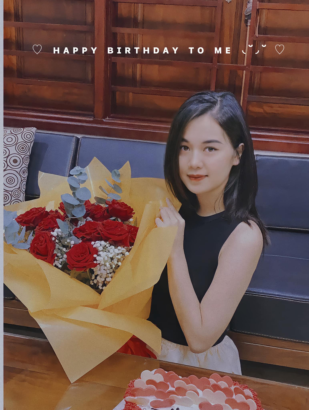 Là mẹ một con, bà xã của Quế Ngọc Hải đến nay vẫn luôn khiến hội chị em trầm trồ bởi nhan sắc xinh đẹp ngút trời.