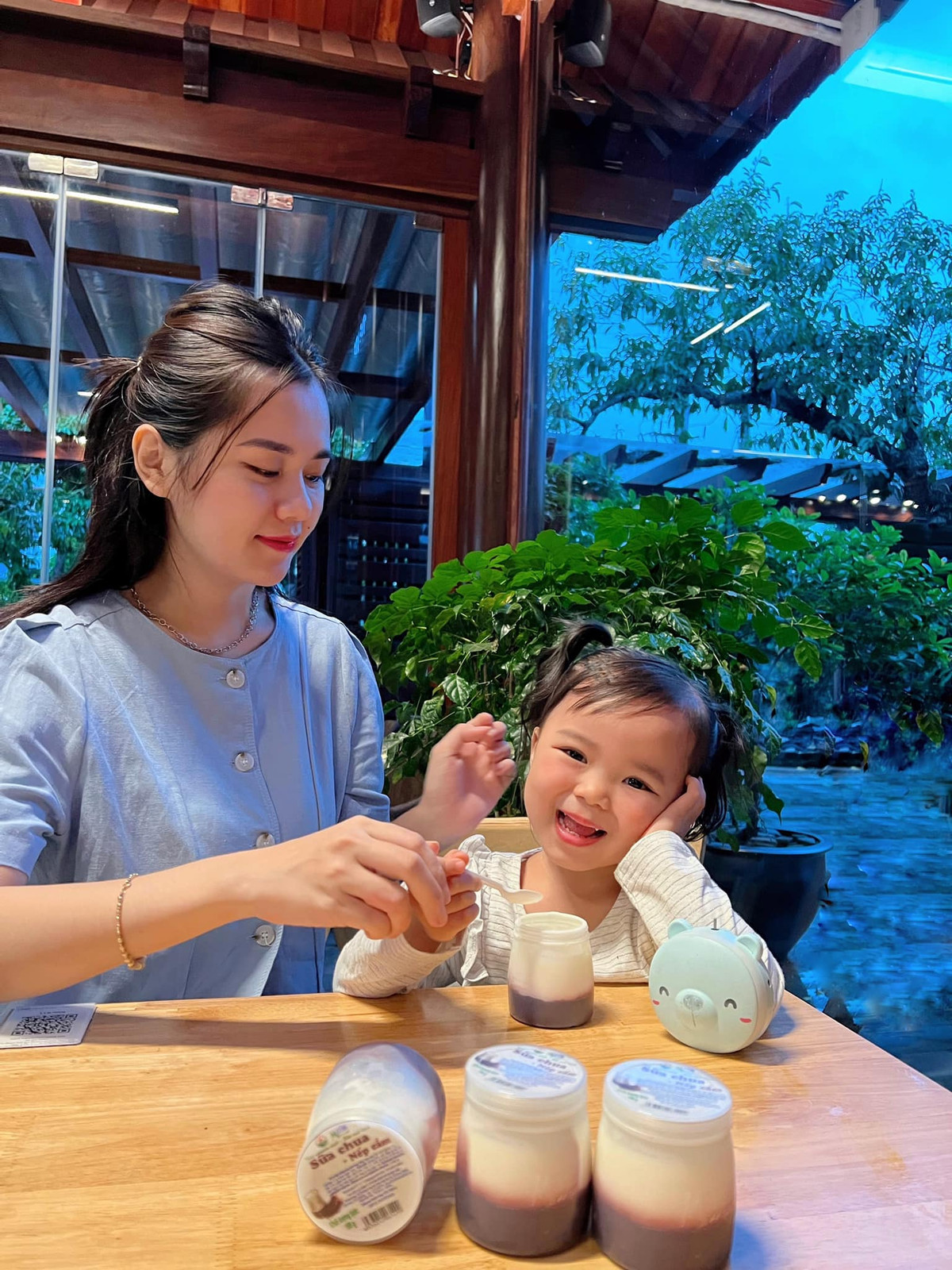 Suốt thời gian mang thai và sinh nở trước đó, Thùy Phương khá kín tiếng, không chia sẻ nhiều hình ảnh riêng tư. Dù thông tin trên là thật hay không thì vẫn phải công nhận rằng, nhan sắc của nàng WAG xứ Nghệ luôn xinh đẹp, rạng ngời.