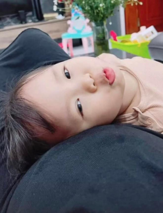 Sau khi chia sẻ chiếc story ghi lại khoảnh khắc đáng yêu của con gái Sunny, bà xã Quế Ngọc Hải lộ ghi vấn mang thai lần 2. Trong ảnh, Thùy Phương lộ vòng hai khá lớn dù cho mặc váy rộng, tối màu.