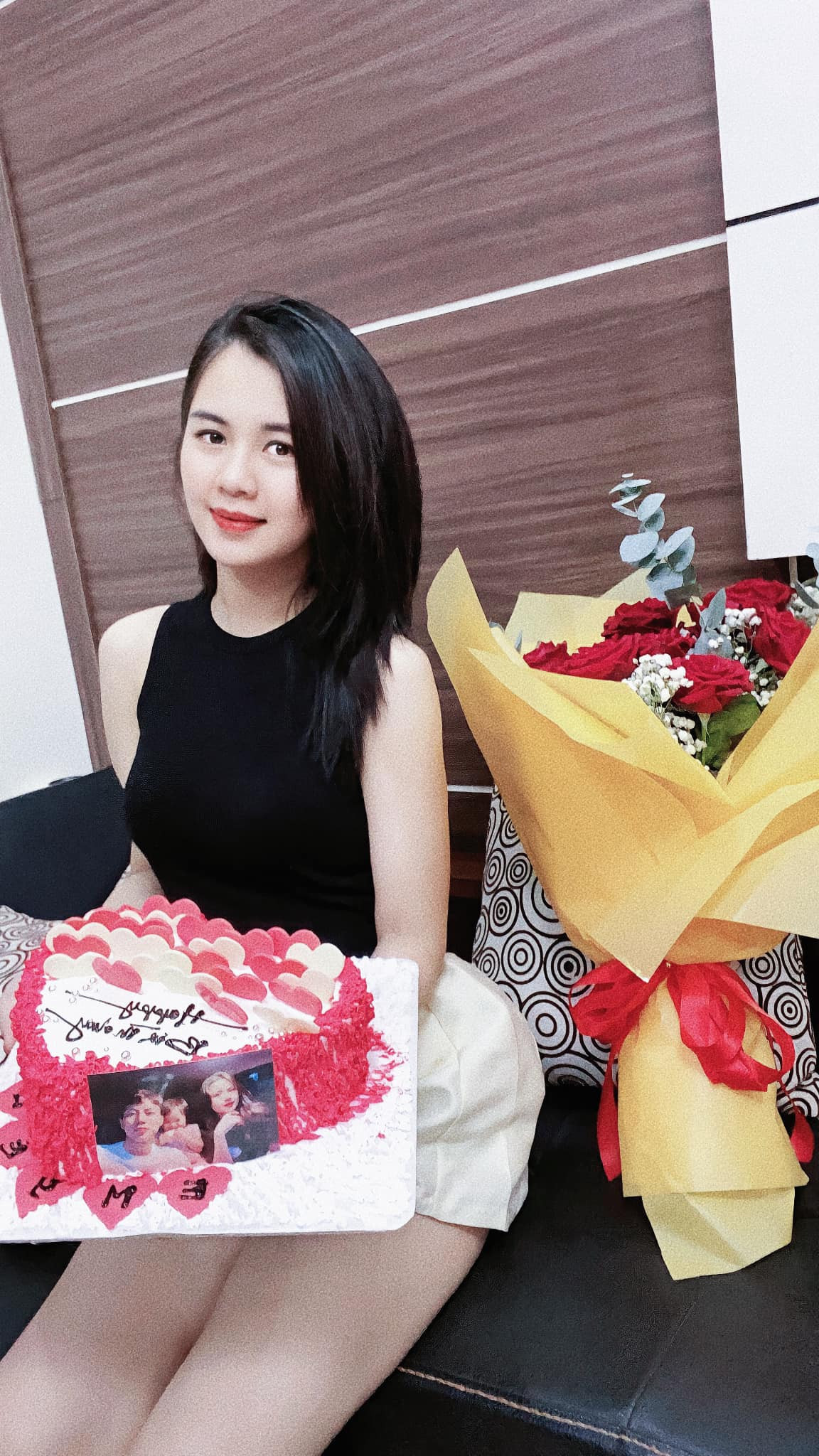 Mang một vẻ đẹp thân thiện, luôn tươi tắn, dù không theo đuổi phong cách gợi cảm thế nhưng gương mặt xinh đẹp của Thùy Phương cũng đủ hút bao ánh nhìn.